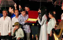 Khoảnh khắc nghẹn ngào khi gia đình liệt sĩ Huỳnh Văn Quên nhận lại kỷ vật sau gần 60 năm