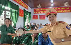 CSGT Đắk Lắk tuyên truyền pháp luật, ký cam kết bảo đảm trật tự an toàn giao thông