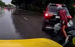 Đánh lái cắt 2 làn, Mercedes bị xe máy đâm trúng đuôi