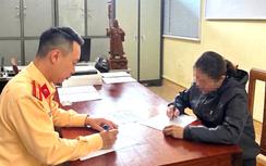 Sơn La: Xử lý người phụ nữ chạy xe máy chở ba, dùng điện thoại khi lái xe