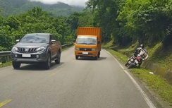 Xe tải vượt lấn làn, người đi xe máy ngã khi né tránh