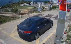 Tước bằng lái của nữ tài xế lái ô tô vượt đường sắt khi đèn đỏ đã bật