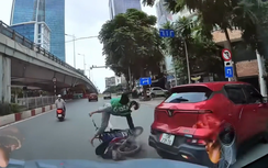 Ô tô lùi xe mất kiểm soát, gây tai nạn liên hoàn giữa phố Hà Nội