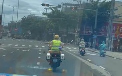 CSGT dùng xe đặc chủng mở đường đưa nạn nhân bị tai nạn giao thông nguy kịch đi cấp cứu