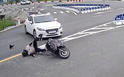 Quay đầu qua vạch xương cá, ô tô húc văng xe máy 