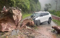 Đá lở rơi trúng ô tô ở Sơn La, nhiều tuyến đường Lào Cai ngập sâu sau mưa lớn