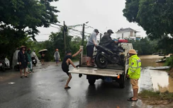 Mưa lớn, CSGT Lào Cai dùng xe chuyên dụng hỗ trợ người dân vượt điểm ngập trên QL37