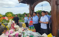Bộ trưởng Trần Hồng Minh dâng hương tưởng niệm các anh hùng liệt sĩ tại Quảng Trị
