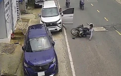 Tài xế mở cửa ô tô bất cẩn hất văng người đi xe máy