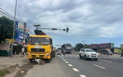 Xe tải cẩu tông ba xe máy dừng đèn đỏ ở Hà Tĩnh, ba người bị thương
