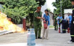 Hà Nội: Học sinh khiếm thính trải nghiệm kỹ năng phòng cháy chữa cháy