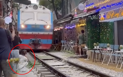 Vụ cô gái bị tàu hỏa hất văng điện thoại ở Hà Nội: Xử phạt chủ quán cà phê