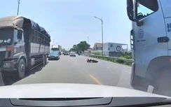 Tai nạn giao thông 12/8: Xe đầu kéo lấn làn tông xe máy khiến 2 người tử vong