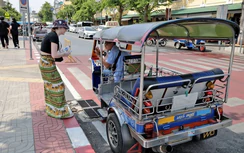 Tranh cãi đề xuất cấm xe tuk-tuk chạy xăng tại Bangkok