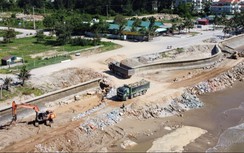 Tập trung máy móc, nhân lực, đẩy tiến độ gia cố kè biển Hải Tiến trước mùa mưa bão