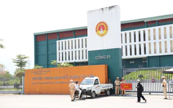 Hình ảnh các thí sinh điểm thi trường chuyên Tuyên Quang làm thủ tục thi lại