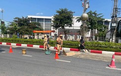 Cảnh sát giao thông Lào Cai phơi mình dưới nắng nóng 38 độ C, xử lý dầu loang trên đường