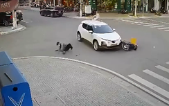 Cùng phóng nhanh qua giao lộ, ô tô húc bay người đi xe máy