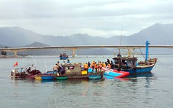 Huế: Kịp thời cứu hộ tàu cá bị chìm ở cửa biển Tư Hiền