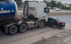 Tránh xe nhập làn, xe bồn húc ô tô con xoay ngang