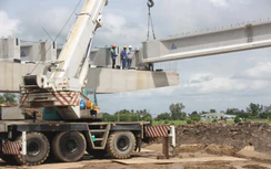 Cận cảnh lao lắp dầm cầu Trà Bông, trên cao tốc Mỹ An - Cao Lãnh