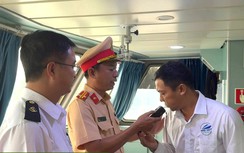 Siết kiểm tra tàu khách ra đảo Phú Quý, thuyền viên được kiểm tra nồng độ cồn