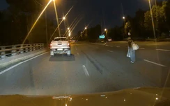 Thót tim khoảnh khắc ô tô đánh lái gấp tránh người đứng giữa cao tốc