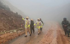 Thông xe tạm thời QL40B, CSGT Quảng Ngãi khuyến cáo người dân trước nguy cơ sạt lở cao