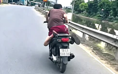 CSGT Ninh Bình xử lý thanh niên không đội mũ bảo hiểm, nằm trên yên điều khiển xe máy