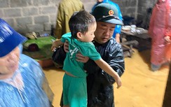 Trắng đêm di dời người dân ra khỏi khu vực ngập úng, sạt lở tại Lạng Sơn