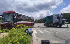 TP.HCM: 3 ô tô va chạm liên hoàn tại ngã tư, một làn đường bị chắn