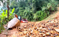 Lào Cai: Hơn 2.700m3 đất đá sạt xuống các tuyến đường