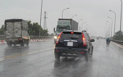 Né cú tạt đầu của xe con, xe tải suýt đâm thẳng vào container
