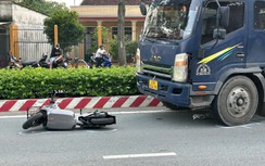 TP.HCM: Xe tải va chạm xe đạp điện, 2 nữ sinh thương vong