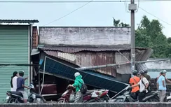 TP.HCM: Ô tô tông hai xe máy rồi lao vào nhà dân khiến hai người thương vong