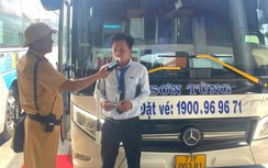 CSGT Đà Nẵng test ma túy, nồng độ cồn lái xe khách trước giờ xuất bến
