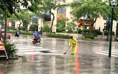 Hà Nội: Mưa lớn bất thường, nhiều tuyến phố ngập cục bộ, công nhân căng mình ứng trực