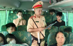 Hà Nội: CSGT kiểm soát từng xe khách rời bến, kiểm tra thiết bị an toàn trước nghỉ lễ 2/9