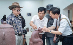 Nhà điêu khắc Nguyễn Lưu đưa phận người “phía sau lũng núi” vào gốm Bát Tràng
