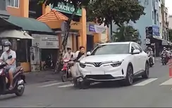 Tạt ngang đầu ô tô, xe máy điện bị hất văng