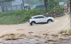 Mưa lớn gây ngập sâu có chỗ hơn 1m, nhiều tuyến đường Lào Cai bị chia cắt