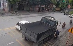 Xe ben vượt phải ở giây cuối đèn xanh, ép xe máy vào lề rồi cán qua