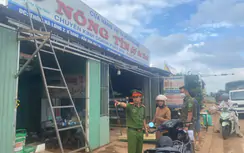 Gia Lai: Công an xã ra quân dẹp nạn lấn chiếm hành lang ATGT