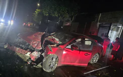 Đắk Lắk: Ô tô Mazda 6 lao vào cổng hai nhà dân lúc rạng sáng