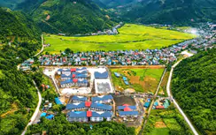 Độc đáo hoa văn người Mông trên mái trường vùng biên Lào Cai