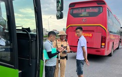 Hà Nội: CSGT tuần tra xuyên lễ, hàng loạt xe khách bị xử phạt vì lỗi phổ biến