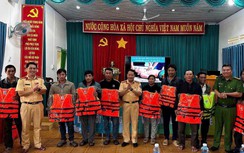 Tặng áo phao cho người dân sinh sống trong khu vực lòng hồ ở Lâm Đồng
