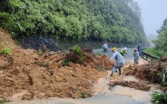 Mưa lớn gây sạt lở đường quốc lộ, tàu hàng hơn 24.000 tấn mắc cạn ở vịnh Chân Mây