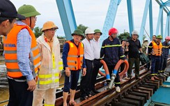 Quảng trị: Nỗ lực giải cứu 3 sà lan mắc kẹt ở cầu đường sắt và cầu đường bộ Mỹ Chánh