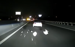 Ô tô vô tư dừng giữa đường chỉ để vứt túi rác
